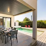 Casano Luxury Family Coastal With Pool *