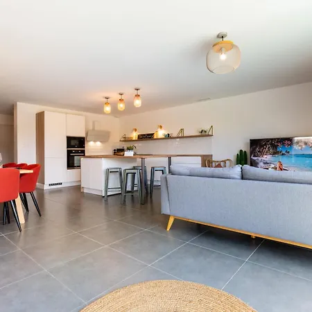 Casano Luxury Family Coastal With Pool Villa